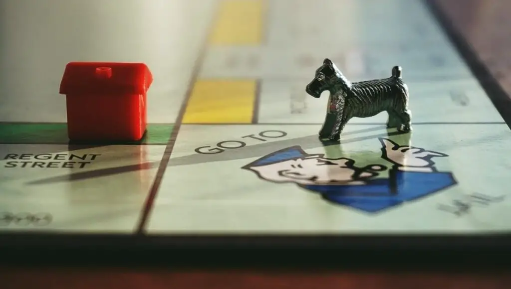 Hunden i monopol på spelbrädet