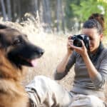 Kvinna som kan fotografera hundar som ett proffs
